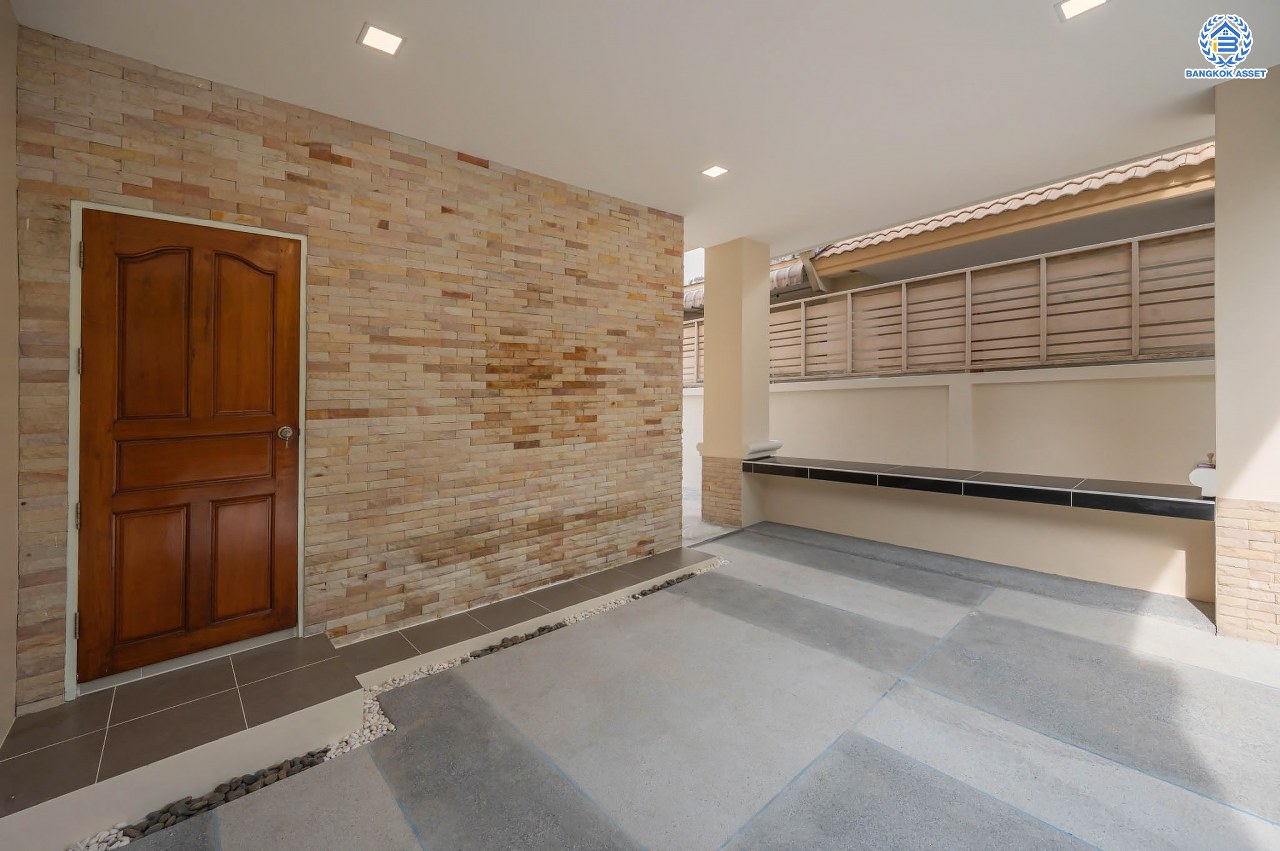 บ้านมือสองตกแต่งใหม่ โครงการ บ้านอาภา2 ปิ่นเกล้า-สวนผัก เนื้อที่ 61 ตร.ว. ฟังก์ชัน 3 ห้องนอน 3 ห้องน้ำ จอดรถได้ 2 คัน บนทำเลเดินทางสะดวก เชื่อมต่อหลายเส้นทาง ใกล้รถไฟฟ้าสายสีแดง "สถานีบางบำหรุ"